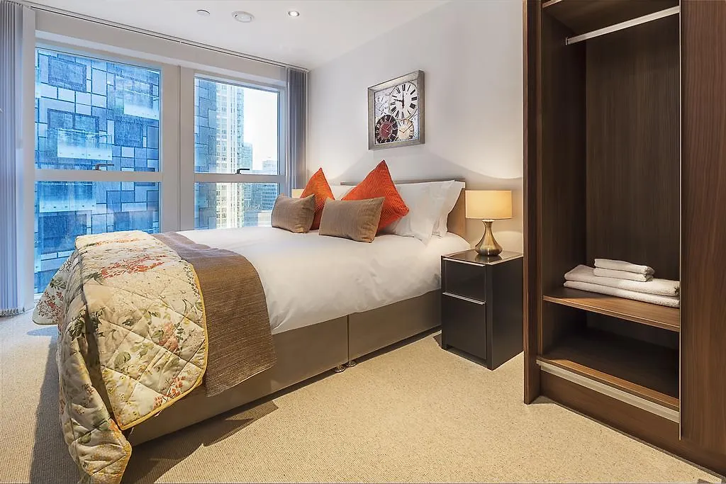 Lincoln Plaza 0*, London United Kingdom